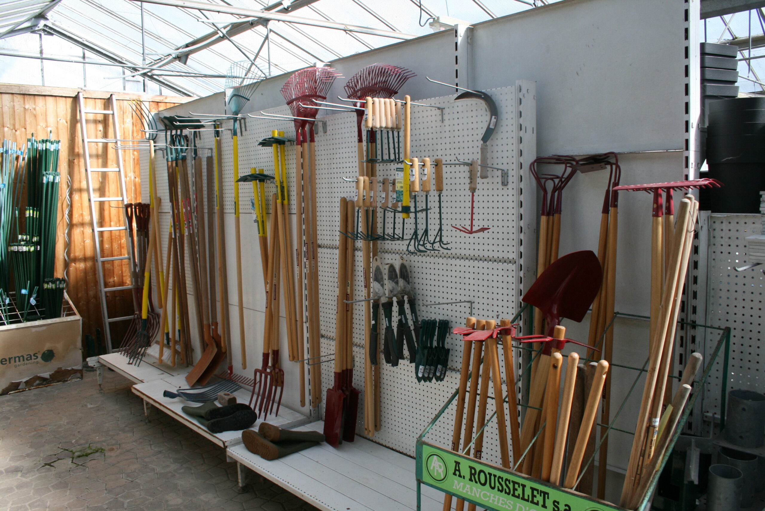 Bois de jardin, piquets et claustras aux Pépinières Claveau en Vendée