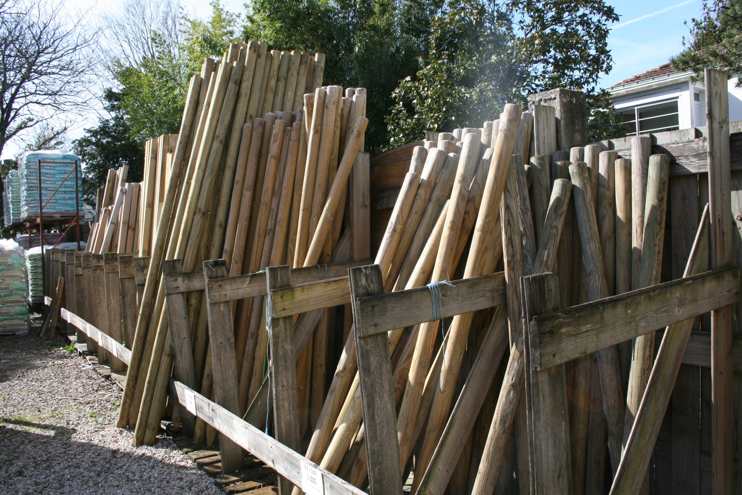 Bois de jardin, claustras et piquets aux Pépinières Claveau en Vendée