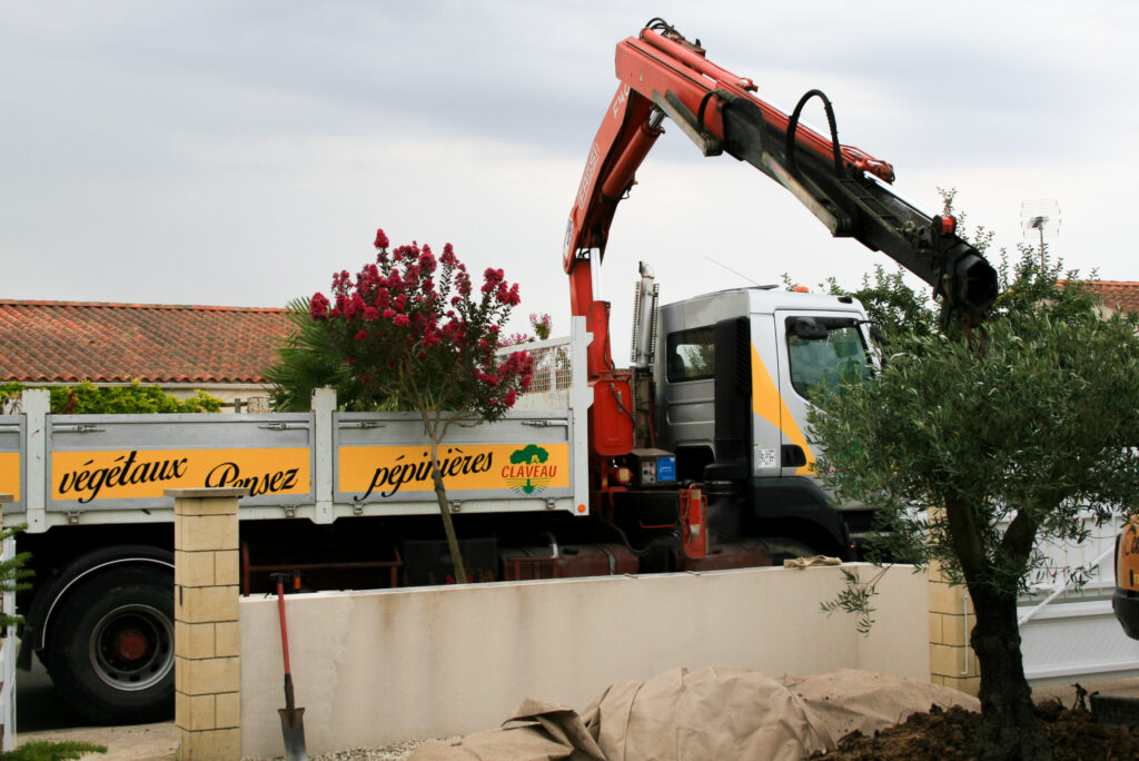 Camion des Pépinières Claveau livrant des végétaux pour plantation de jardin